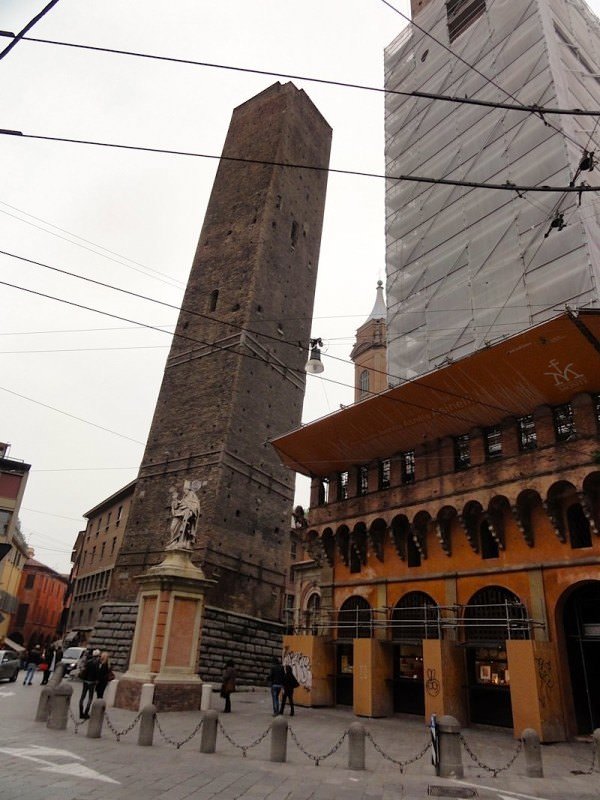 Bologna has its leaning tower too!