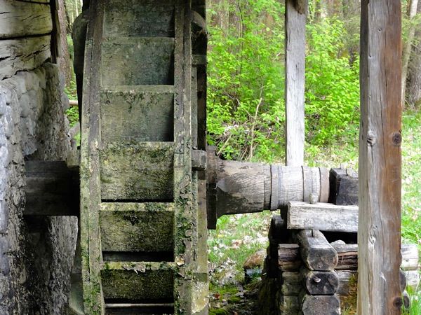mill-open-air-museum-may-1-salzburg.jpg This waterwheel powered a mill.