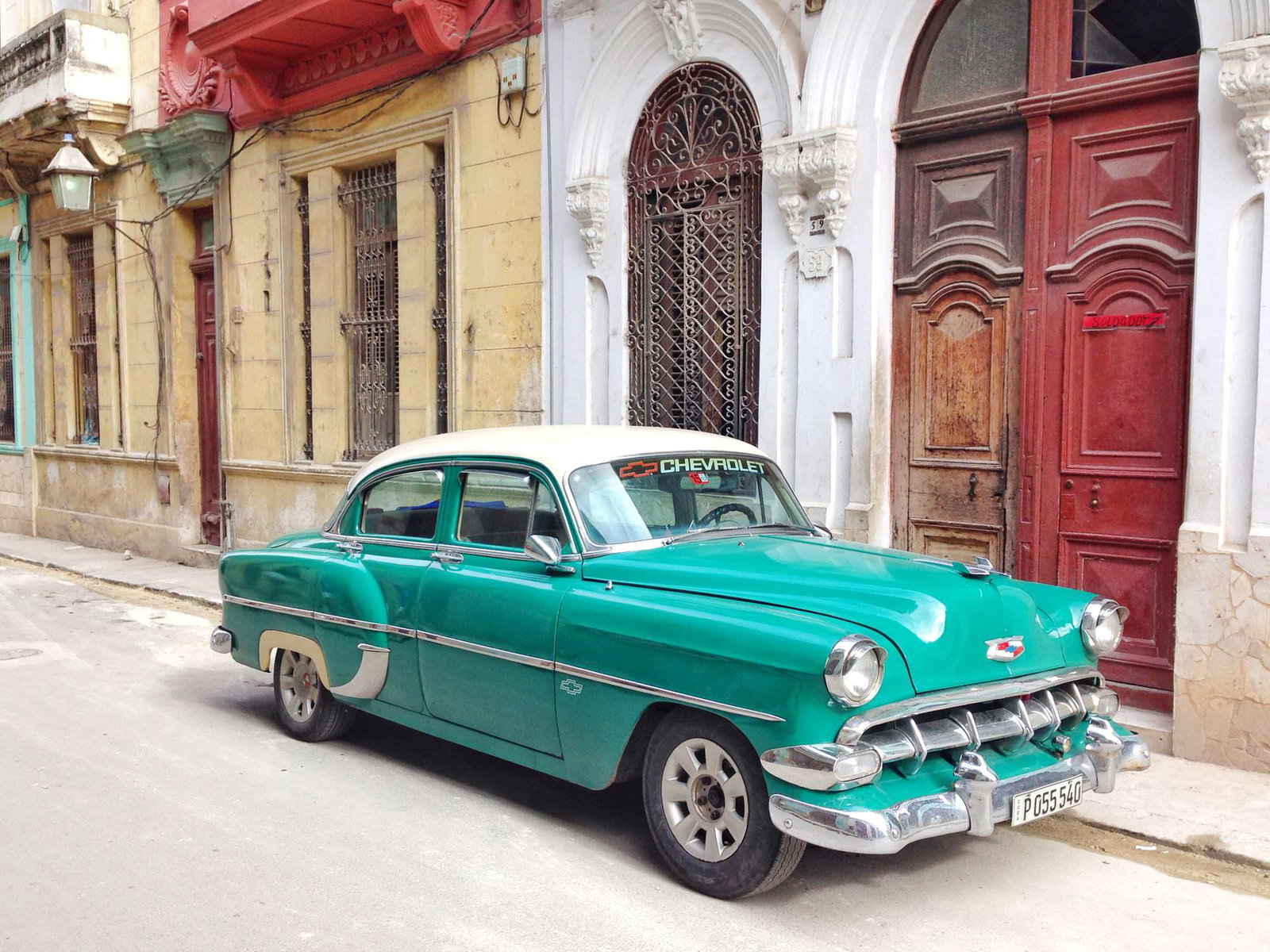 Top tips for road trips podcast 2 Classic car in Cuba.