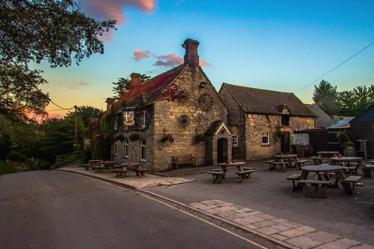 Top 10 things to do in England podcast 4 Head to a local pub for a Sunday roast