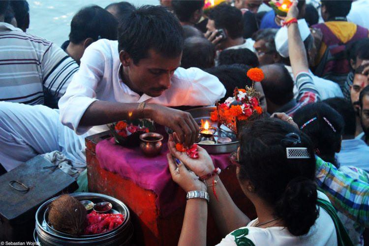 Attending a Ganga Aarti: how to worship the Ganges River in Haridwar 5 Worshippers at the Ganges in Haridwar, India