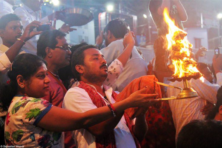 Attending a Ganga Aarti: how to worship the Ganges River in Haridwar 4 Worshippers at the Ganges in Haridwar, India