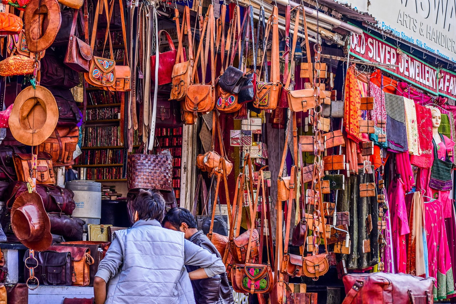 Top 5 tips for clothes shopping while travelling 5 Market