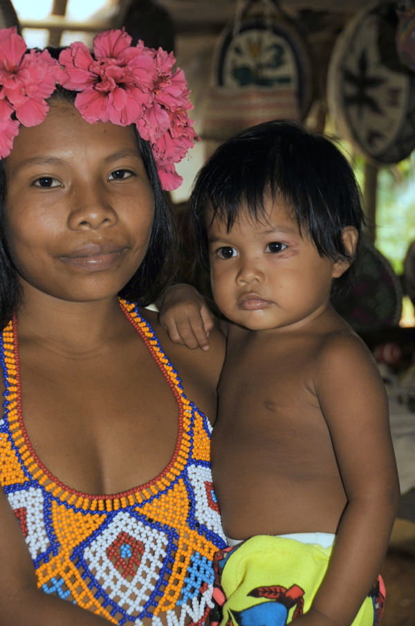 Mother and child of the Ember&aacute; Parara Puru of Panama