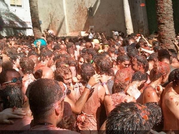 La Tomatina mid-fight