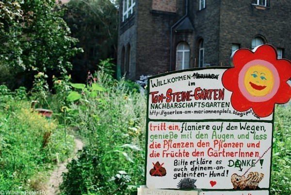Urban Garden chains berlin street art germany - Berlin street art tours with the Hidden Path