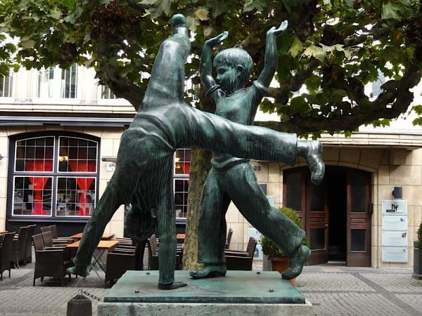 cartwheel statue in Düsseldorf Germany cartwheel statue dusseldorf germany 06 - Travel diary 2012