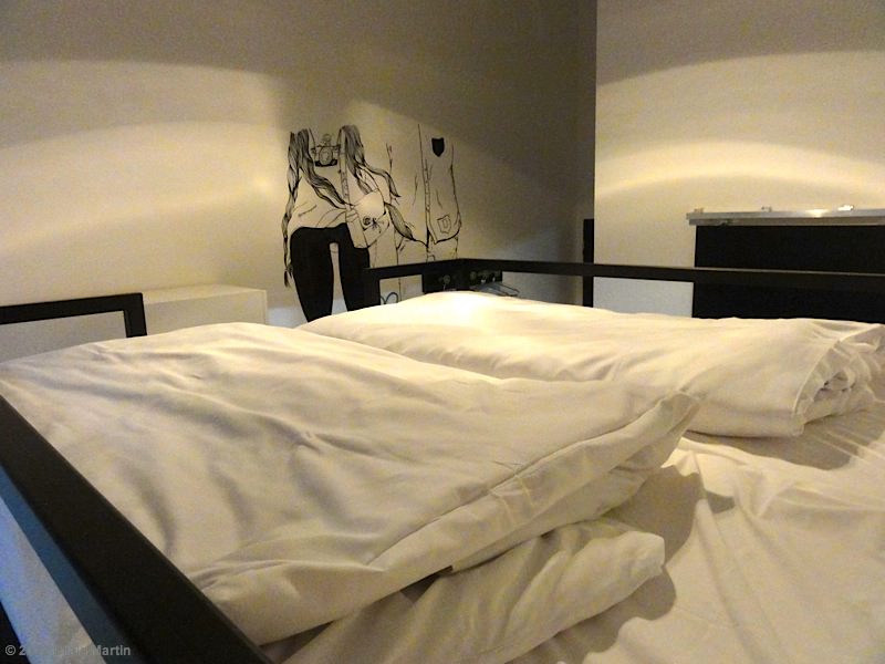 Hotel, hostel, or couchsurfing: how to decide where to stay while traveling